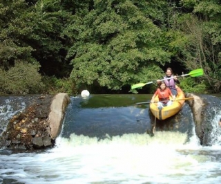  Cruzar las presas en canoa 